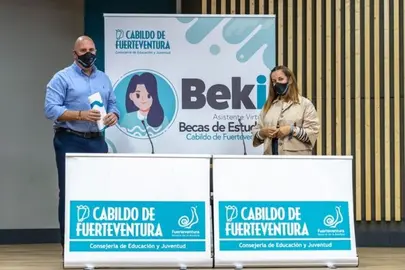 Sergio Lloret y Mar&iacute;a Saavedra en la presentaci&oacute;n de las becas.