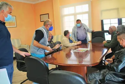 Reuni&oacute;n entre representantes del Ayuntamiento de Antigua y la Asociaci&oacute;n del Taxi.