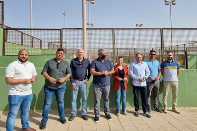 Inicio de la rehabilitaci&oacute;n de las canchas deportivas en el barrio de Las Granadas.