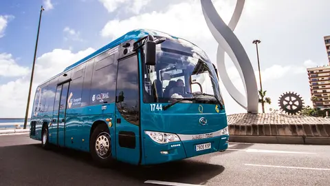 Guagua de Global, prestataria del transporte interurbano en Gran Canaria.