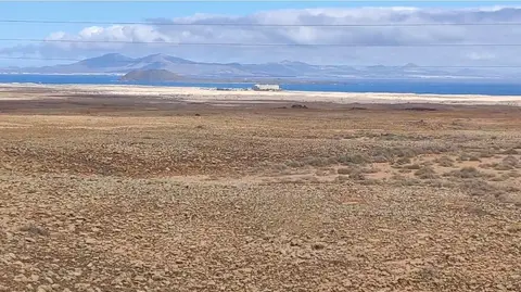 Ubicaci&oacute;n aproximada de Dreamland, entre la autov&iacute;a y el Parque Natural de las Dunas de Corralejo.