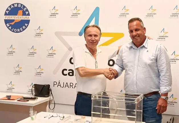 Ignacio Perdomo felicita a Alexis Alonso, candidato a la alcald&iacute;a de P&aacute;jara por CC.