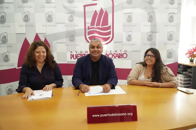 Momento de la firma de la   renovaci&oacute;n del convenio de colaboraci&oacute;n con la Asociaci&oacute;n Contra la Violencia de G&eacute;nero y Ayuda a la Mujer &lsquo;Renacer Violeta&rsquo;.