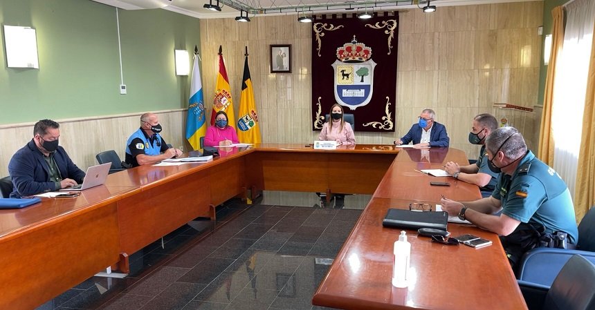 Imagen de la reunión mantenida por la alcaldesa con los representantes de la Guardia Civil.