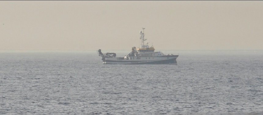 Imagen del barco que está buscando el rastro en el mar. 