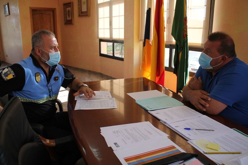 Reunión del alcalde con el jefe de la Policía Local de Antigua.