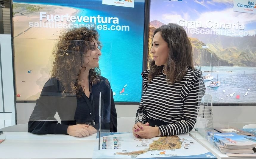 La consejera de Turismo, Jessica de León, junto a la promotora del mercado francés, Tabatha Domínguez.