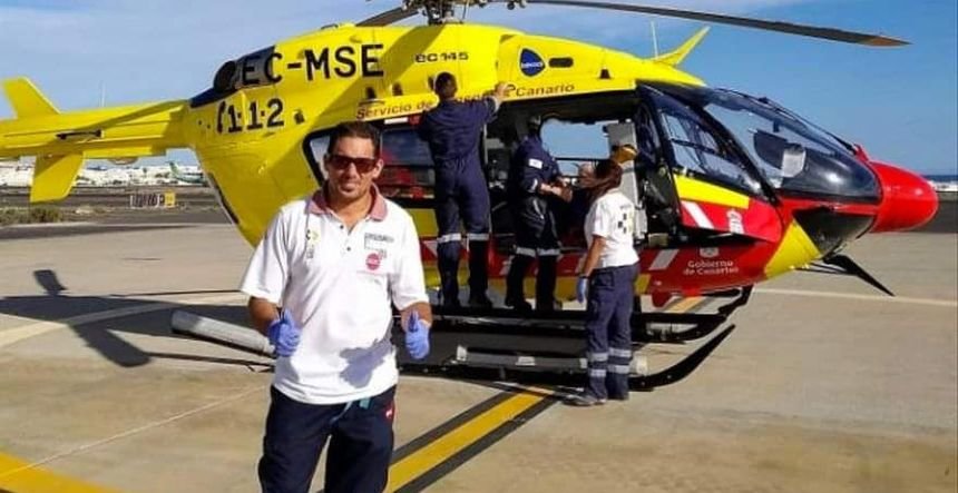 Yoné Caraballo junto al helicóptero medicalizado