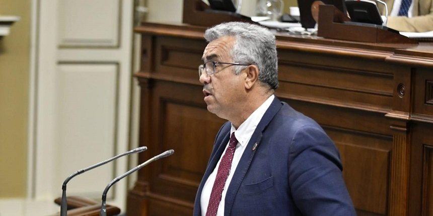 Pedro Sosa durante su intervención en el Parlamento de Canarias.