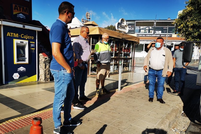 El alcalde visita con los concejales localizaciones de urgente actuacion en Caleta de Fuste.