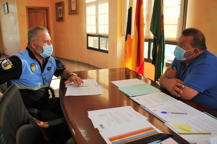El alcalde junto al jefe de la Policía Local de Antigua.