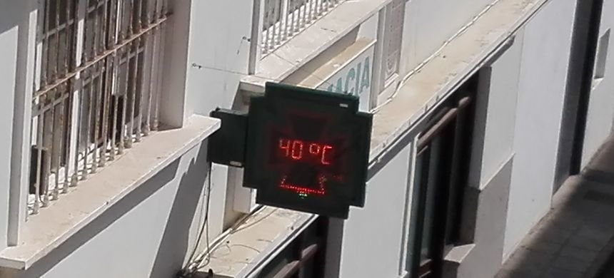Imagen de un termómetro en una farmacia de Arrecife.