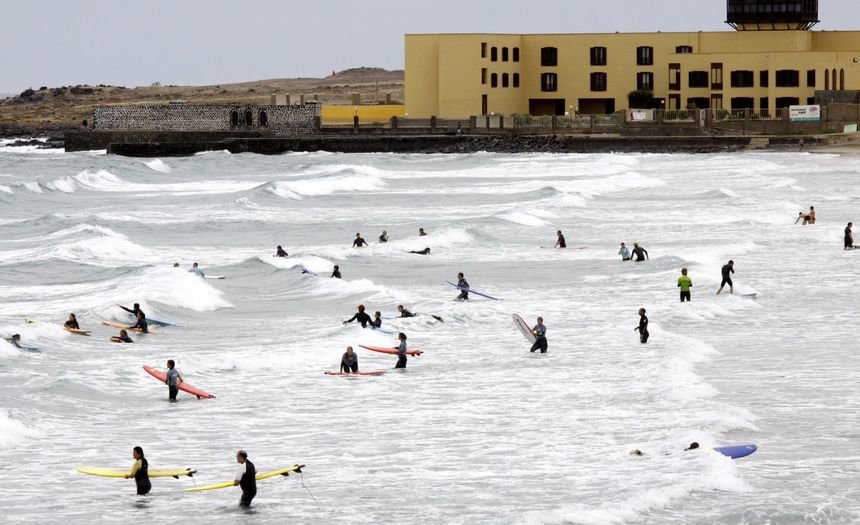 Surfistas en Puerto del Rosario.