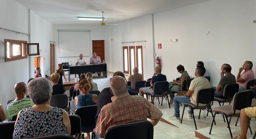Reunión de Sergio Lloret con la Asociación de Vecinos El Vachuelo, del barrio de Altavista, en Tuineje.