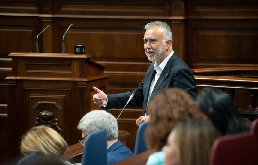 Ángel Víctor Torres durante la sesión de control al Gobierno autonómico en el pleno del Parlamento regional.