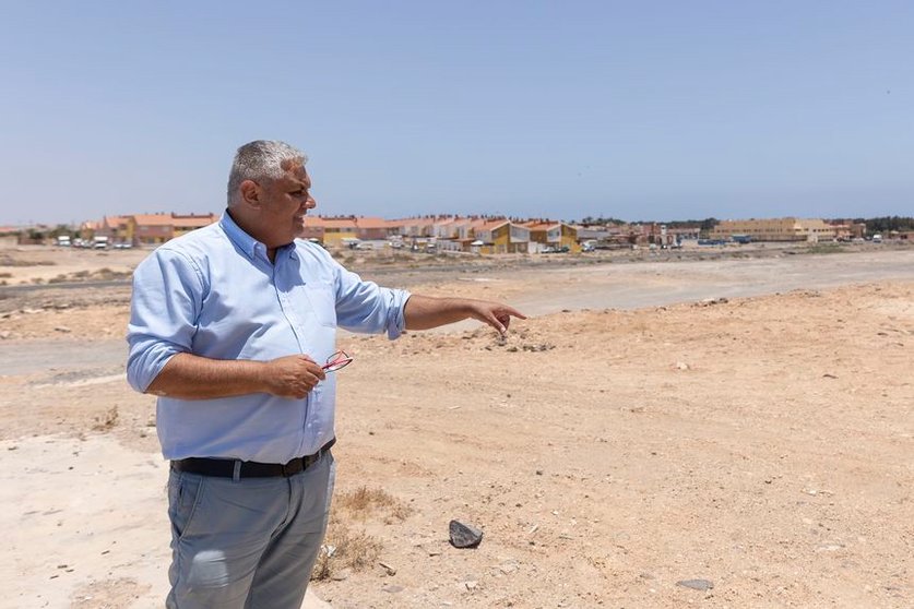 Juan Jiménez, alcalde de Puerto del Rosario, indicando dónde estará el centro de salud.