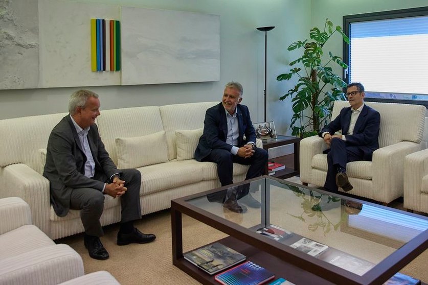 Ángel Víctor Torres y Sebastián Franquis reunidos en Madrid con Félix Bolaños.