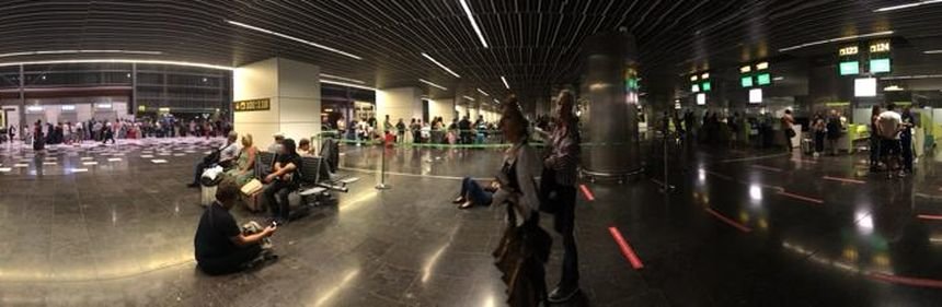 Imagen de parte de los pasajeros repartidos por el suelo de la terminal.