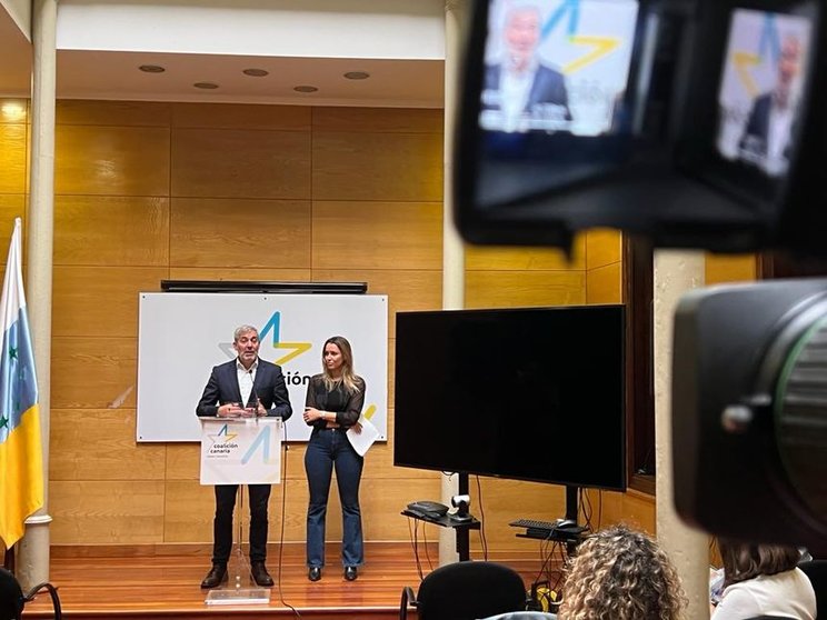 Fernando Clavijo y María Fernández en una rueda de prensa.