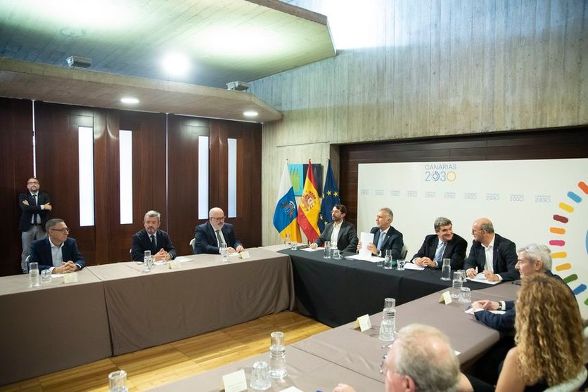Reunión del presidente del Gobierno de Canaria, Ángel Víctor Torres.