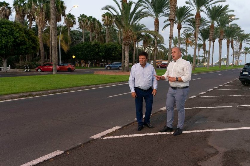 El presidente del Cabildo Insular de Fuerteventura y responsable del Área Insular de Infraestructuras, Planeamiento, Carreteras y Ordenación del Territorio, Sergio Lloret y el alcalde de Pájara, Pedro Armas en la carretera.