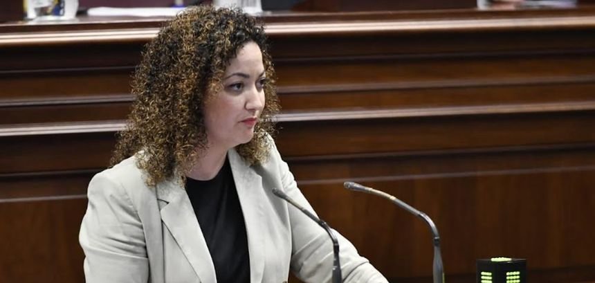 Jana González en el Parlamento de Canarias.