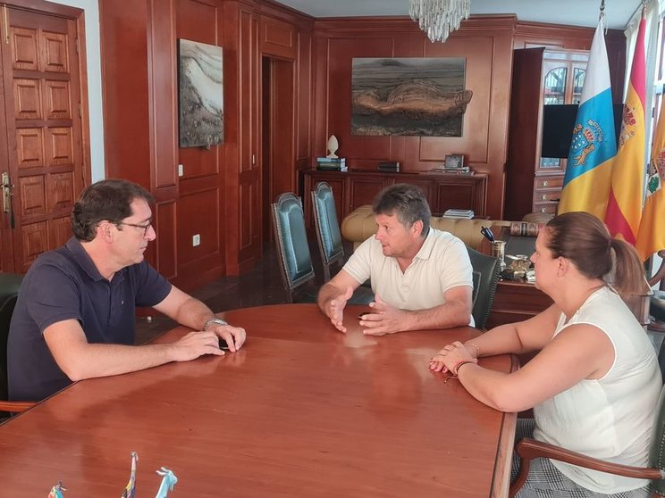 Los Concejales socialistas de La Oliva se reúnen con el Diputado Iñaki
Lavandera para informarle sobre los avances en la cesión de un nuevo
suelo apto para alojar esta infraestructura sanitaria.
