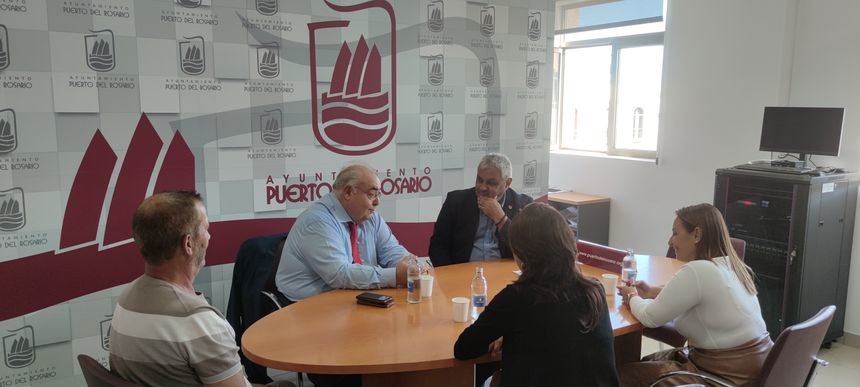 Reunión en el Ayuntamiento de Puerto del Rosario con el Secretario de Estado de Justicia, Antonio Rodríguez y la senadora Paloma Hernández.
