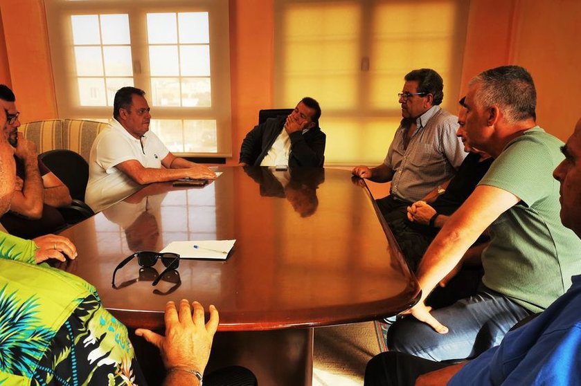 Reunión en el Ayuntamiento de Antigua con representantes del sector del taxi del municipio.