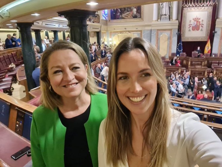 Las parlamentarias Ana Oramas y María Fernández en el Congreso de los Diputados.