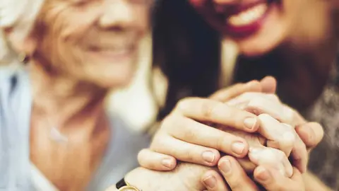 cuidadores-familiares-de-ancianos