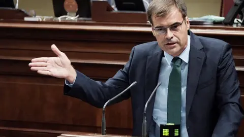 Fernando Ense&ntilde;at en el Parlamento de Canarias.