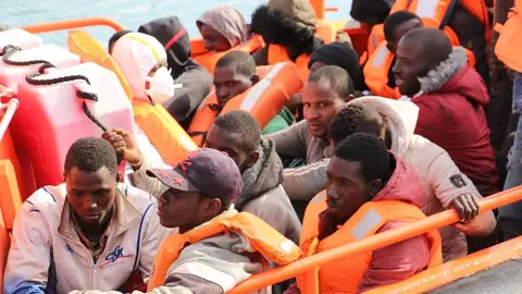 Personas migrantes llegando a las islas, en una imagen de archivo.