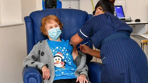 Imagen del momento hist&oacute;rico en el que la mujer brit&aacute;nica recibe la vacuna.