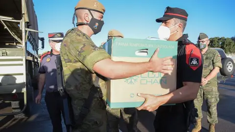 Entrega de las vacunas a la Polic&iacute;a Canaria