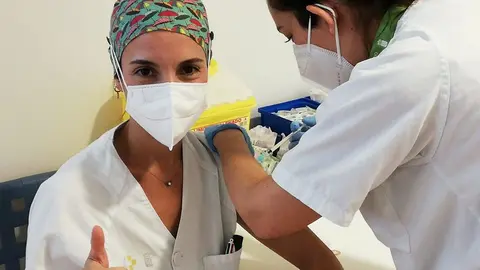 Vacunaci&oacute;n-de-una-profesional-sanitaria-del-SCS