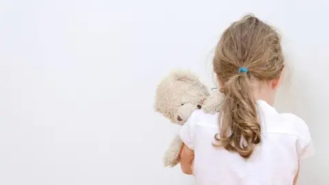 ni&ntilde;a espaldas