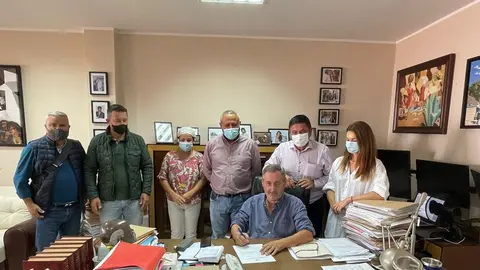 Momento de la firma de Manuel Travieso.