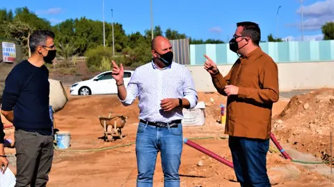 Lloret y Hern&aacute;ndez visitan los trabajos de ajardinamiento del Complejo Insular de la Discapacidad.