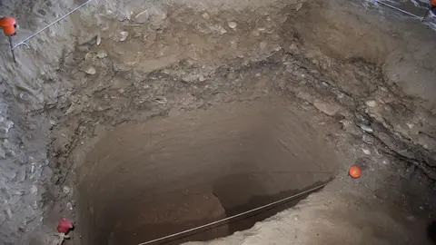 Cueva ubicada en la playa del Junquillo.