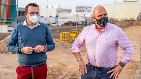 Sergio Lloret y Adargoma Hern&aacute;ndez visitan el solar.