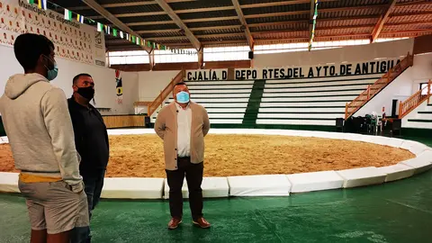 El Ayuntamiento renueva el campo de lucha de Antigua.