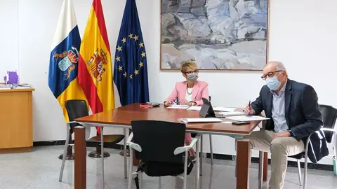 La consejera de Econom&iacute;a, Conocimiento y Empleo del Gobierno de Canarias, Elena M&aacute;&ntilde;ez, el viceconsejero de Empleo, Gustavo Santana, y el director general de Promoci&oacute;n Econ&oacute;mica, Laureano P&eacute;rez, se re&uacute;nen con el secretario general de la Confederaci&oacute;n de Empresarios de Santa Cruz de Tenerife (CEOE-Tenerife), Pedro Alfonso, y el directivo de la Federaci&oacute;n de Empresarios de La Palma (Fedepalma) David Fuentes