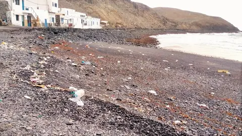 Playa de Pozo Negro, antes de la limpieza.