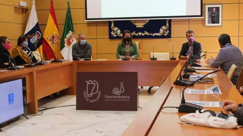 Reuni&oacute;n con miembros de ADACIS en el Cabildo de Fuerteventura.