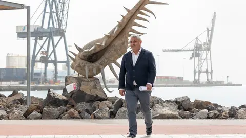 Juan Jim&eacute;nez en el muelle de Puerto del Rosario.