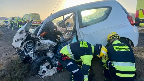 Intervenci&oacute;n de los bomberos en el accidente de este domingo.