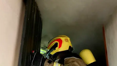 Bomberos de Fuerteventura extinguen el incendio de una vivienda en Gran Tarajal.