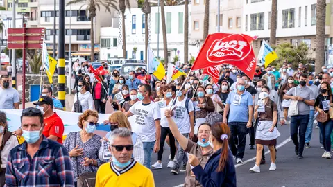 Manifestaci&oacute;n de los trabajadores del Tres Islas y el Oliva Beach