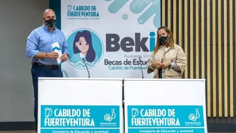 Sergio Lloret y Mar&iacute;a Saavedra en la presentaci&oacute;n de las becas.
